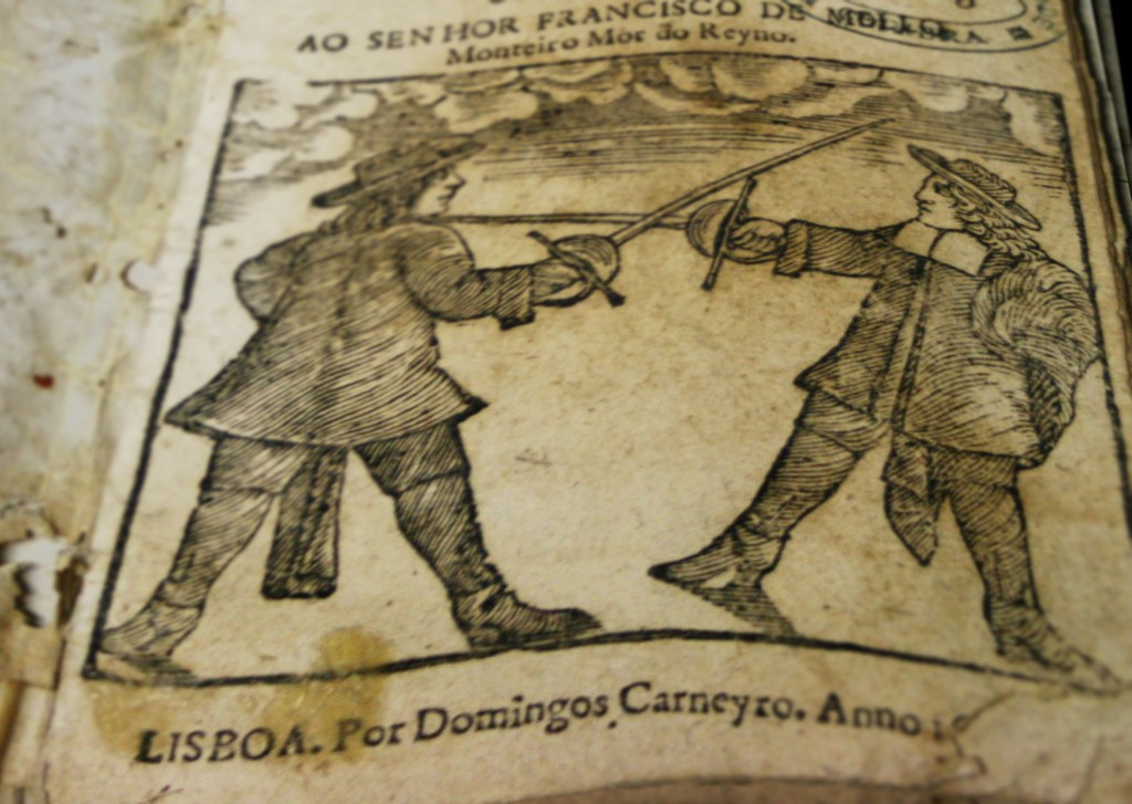 This brief article describes the history of Verdadeira Destreza in Portugal between the XVI and XVIII centuries. It presents the fencing scene as it probably was at the time, sets context for the apparition of Verdadeira Destreza and its eventual displacement of the older common fencing style and lists and describes the known sources.